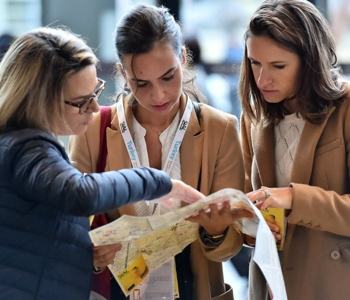 3 femmes qui regardent le plan de SIAL Paris