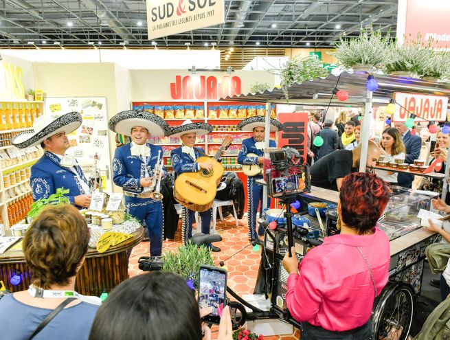 Des musiciens qui jouent de la guitare avec du public