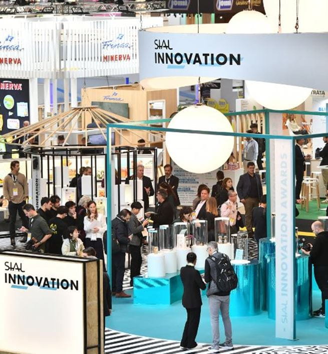 Espace SIAL Innovation au salon SIAL Paris, avec des visiteurs découvrant les produits innovants exposés