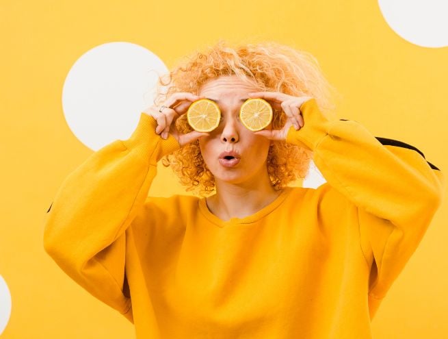 une femme qui remplace ses yeux par des citrons