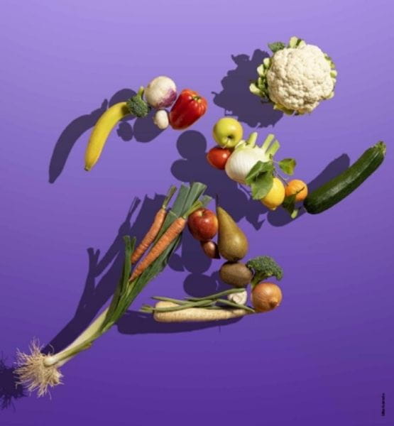 Affiche du Festival International de la Photographie Culinaire montrant une silhouette de coureur formée par des légumes variés sur un fond violet.